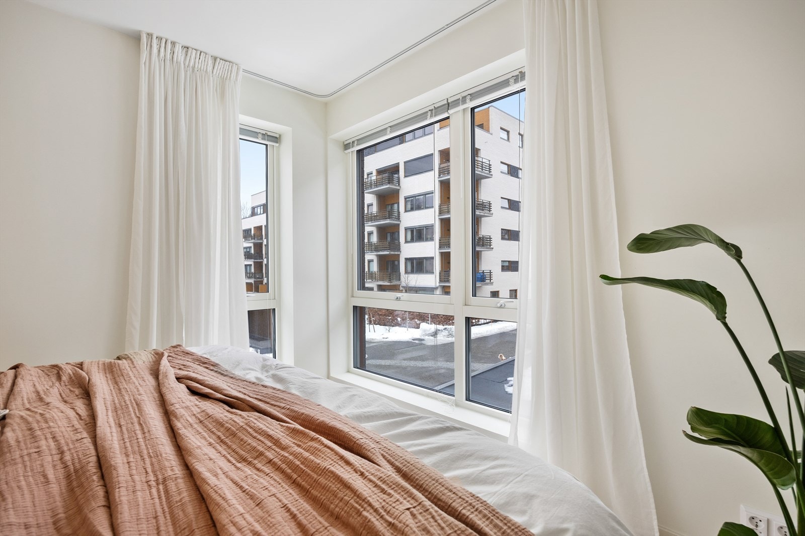 Rommet er lyst og vender mot rolige fellesarealer. Galleribilde