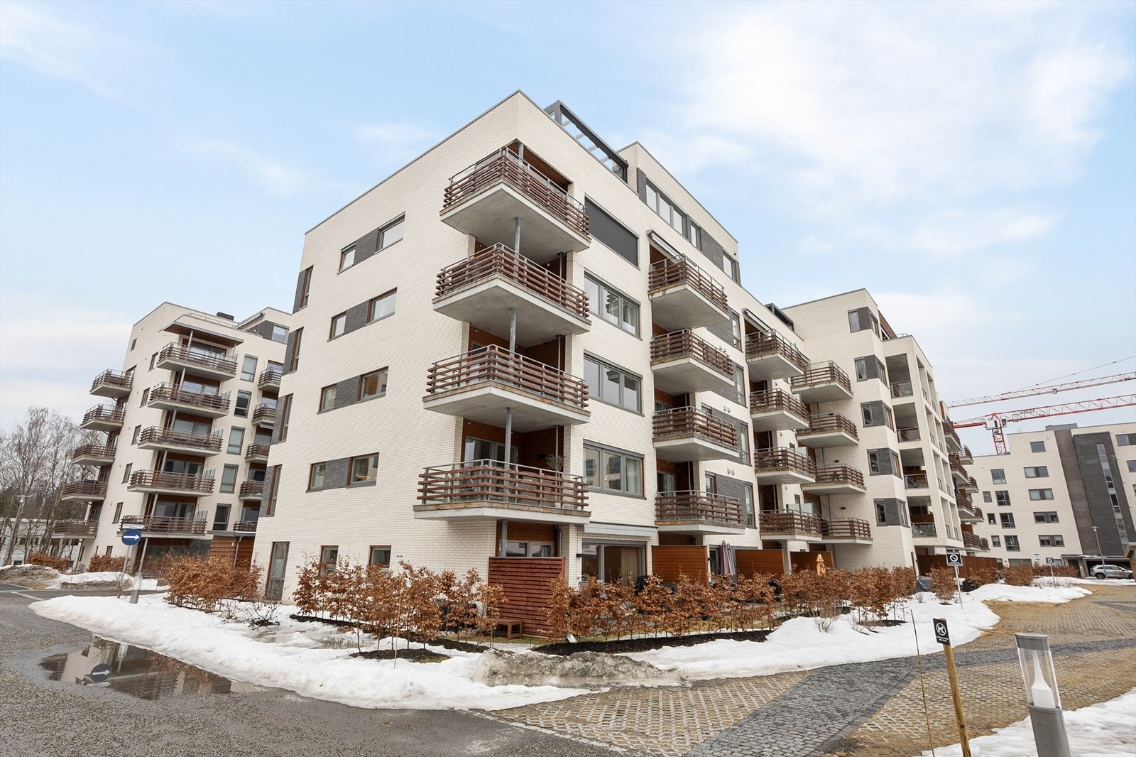 Sameiet har pent opparbeidede fellesarealer med grøntområder og asfalterte internveier. Galleribilde