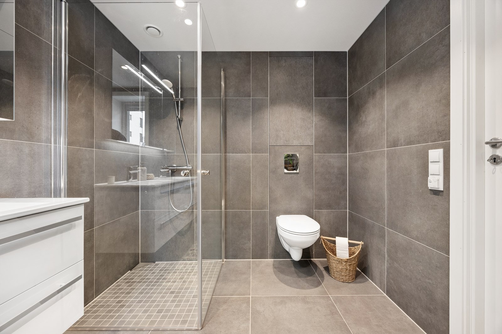 Vegghengt klosett og moderne innredning bidrar til et stilrent uttrykk. Galleribilde