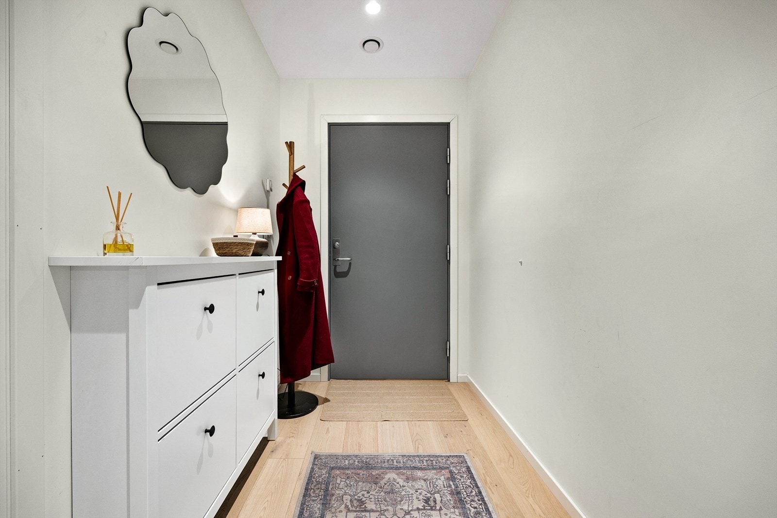 Inngangsdøren er brann- og lydklassifisert for trygghet og komfort. Galleribilde