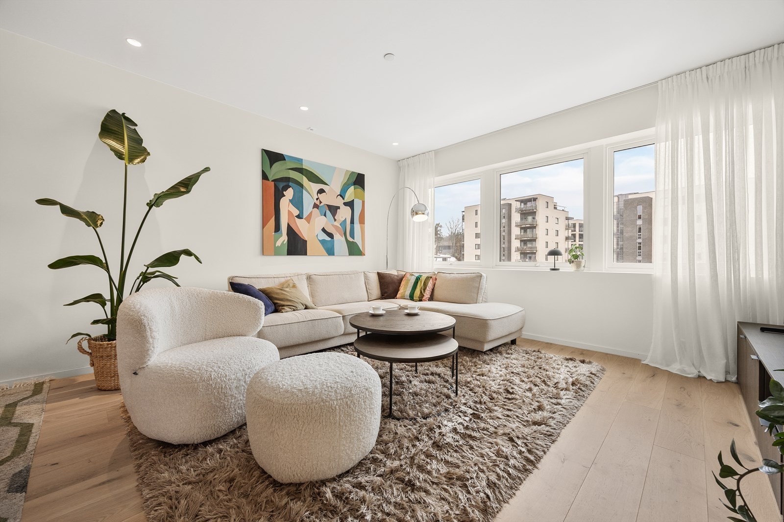 Stuen har god plass til en romslig sofagruppe og møblering etter ønske. Galleribilde