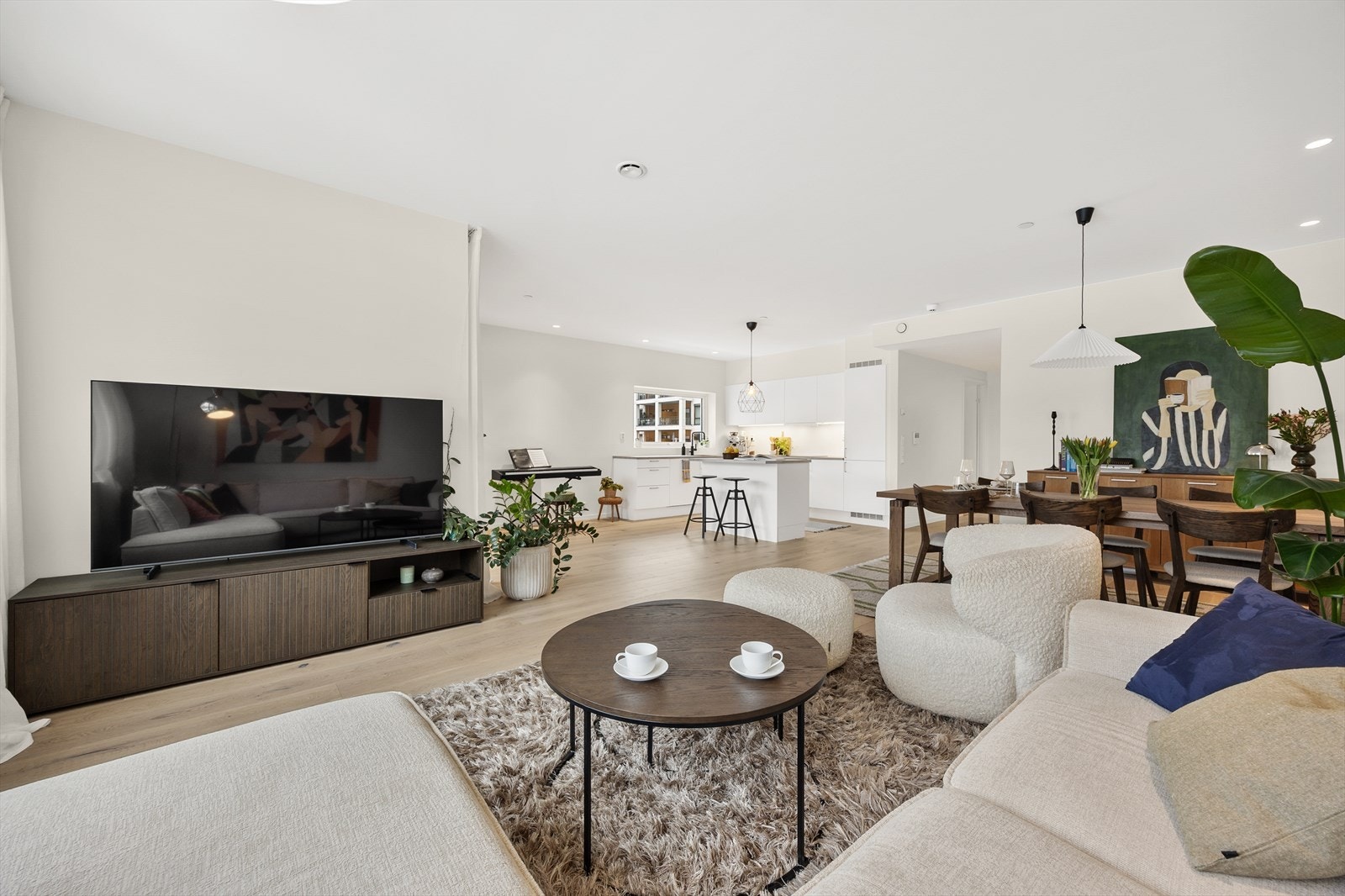 Takhøyden på 2,56 meter i stuen bidrar til en luftig og åpen romfølelse. Galleribilde