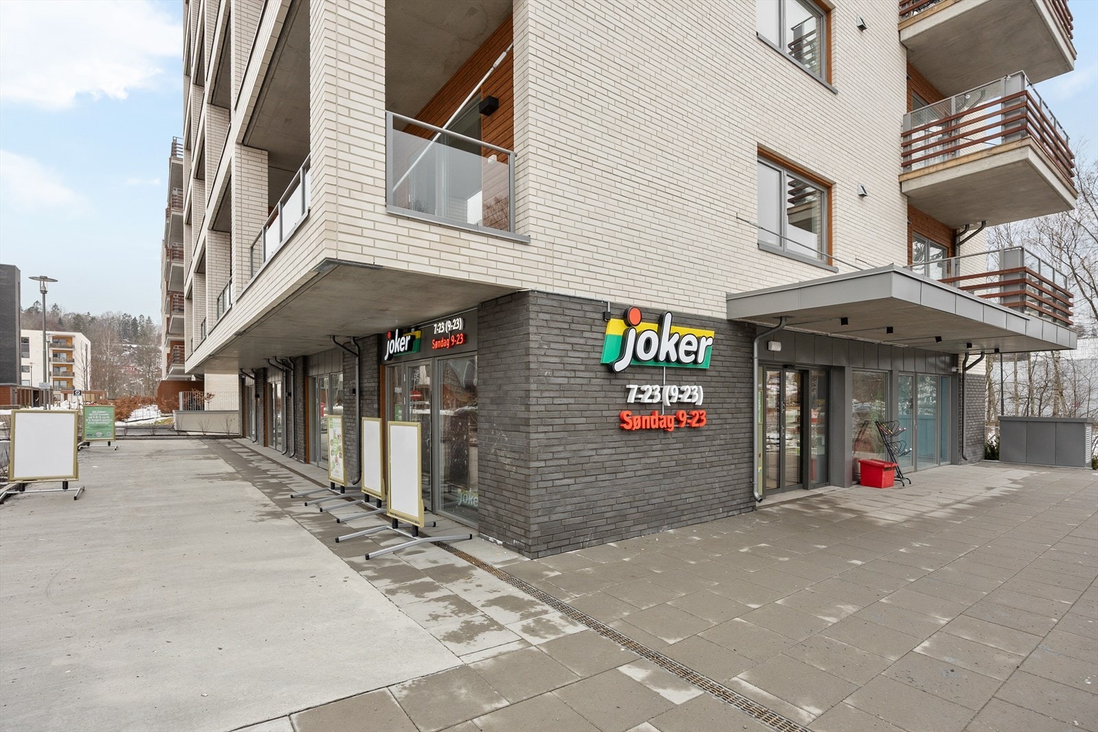 Hverdagslogistikken er enkel med søndagsåpen Joker-butikk i første etasje av bygget. Galleribilde