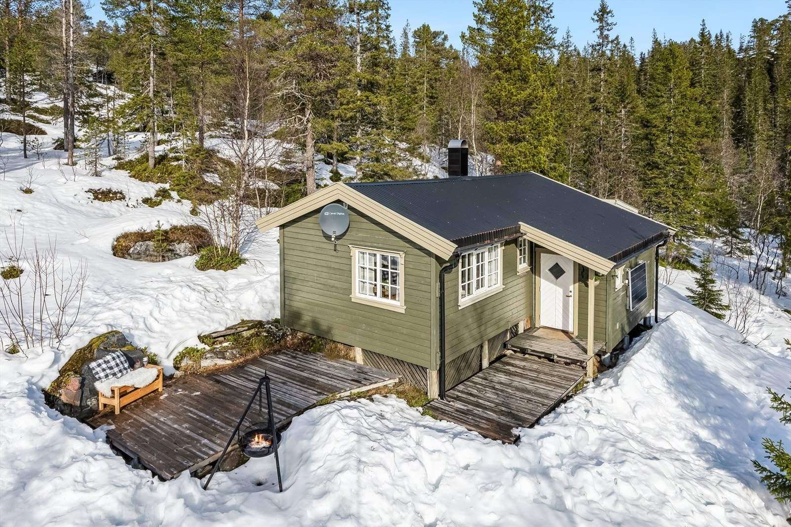 Aktiv Eiendomsmegling v/ Hallvard Fjone har gleden av å presentere Bjørnør Nord 12 - en sjarmerende fritidseiendom med en idyllisk beliggenhet på Osenfjellet. Galleribilde