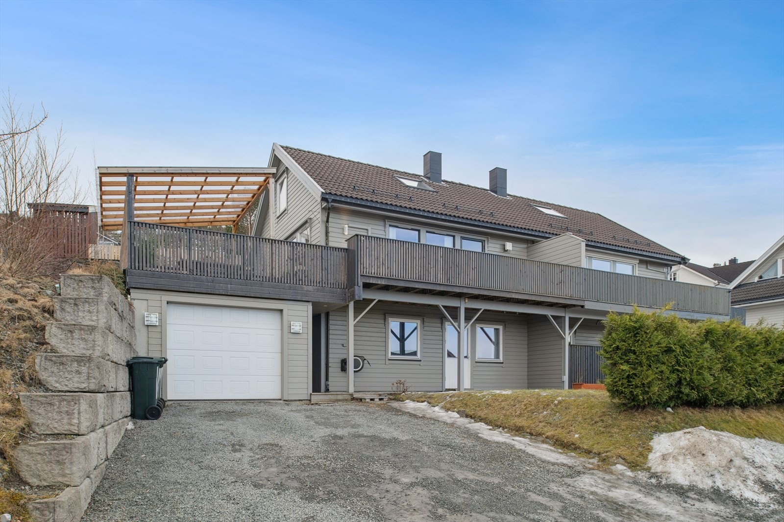 Boligen er oppført i 2001 og har en integrert garasje på 24 m² i sokkeletasjen. Galleribilde