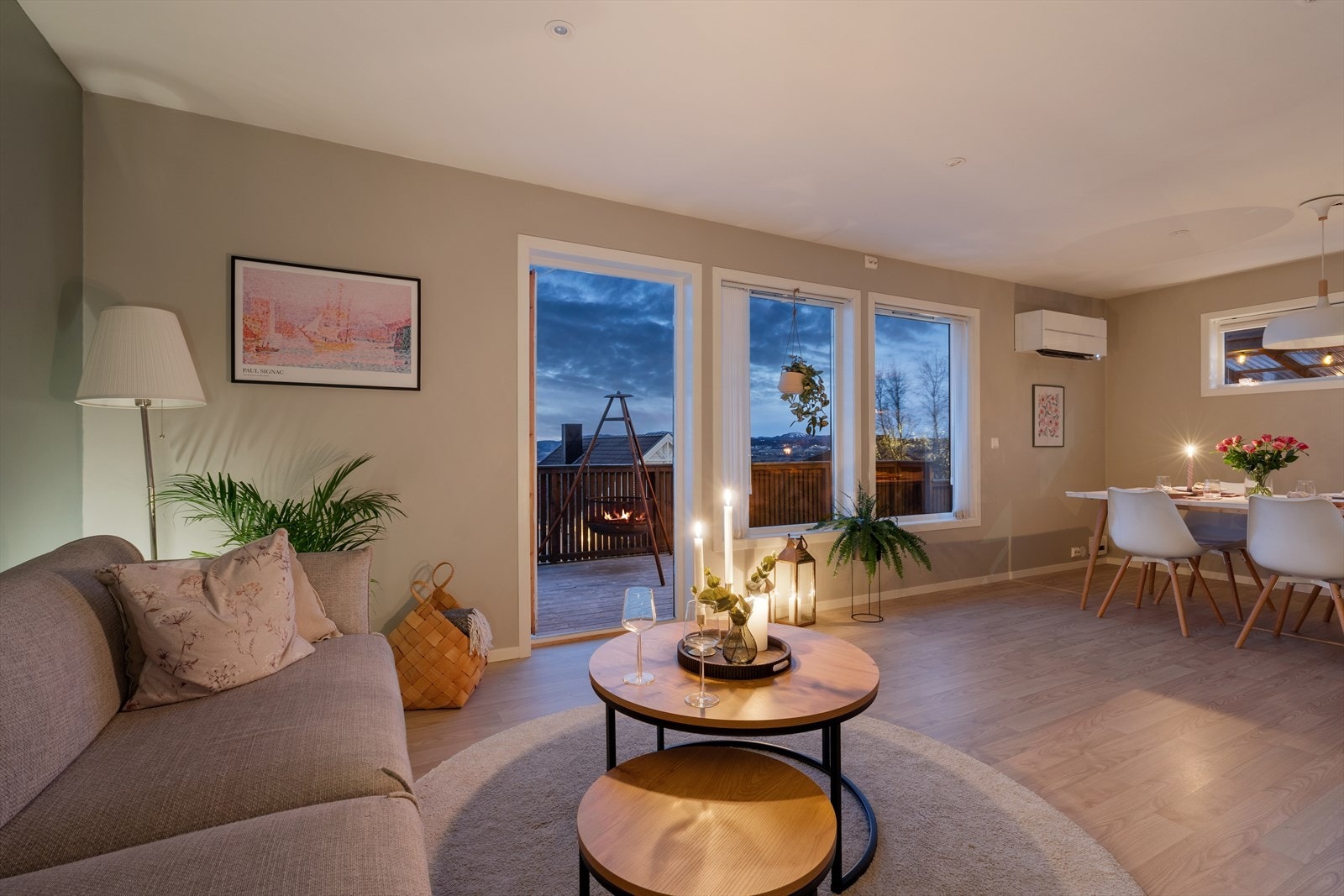 De store vindusflatene i stuen rammer inn den vidstrakte utsikten over Melhus og landskapet rundt. Galleribilde