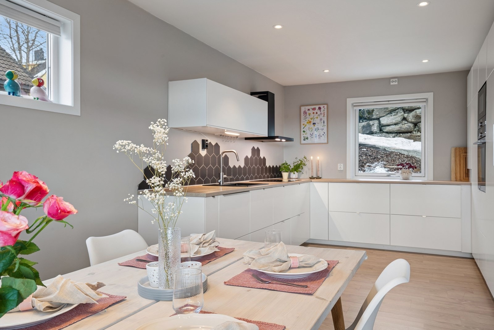 God benkeplass i laminat og slette, moderne fronter gir et funksjonelt og stilrent arbeidsområde. Galleribilde