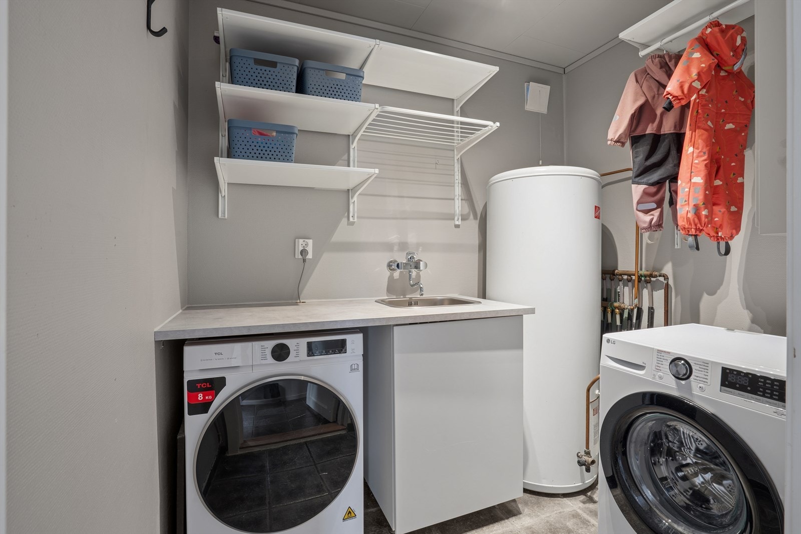 Separat vaskerom med innredning, opplegg for vaskemaskin og en 300-liters varmtvannsbereder. Galleribilde
