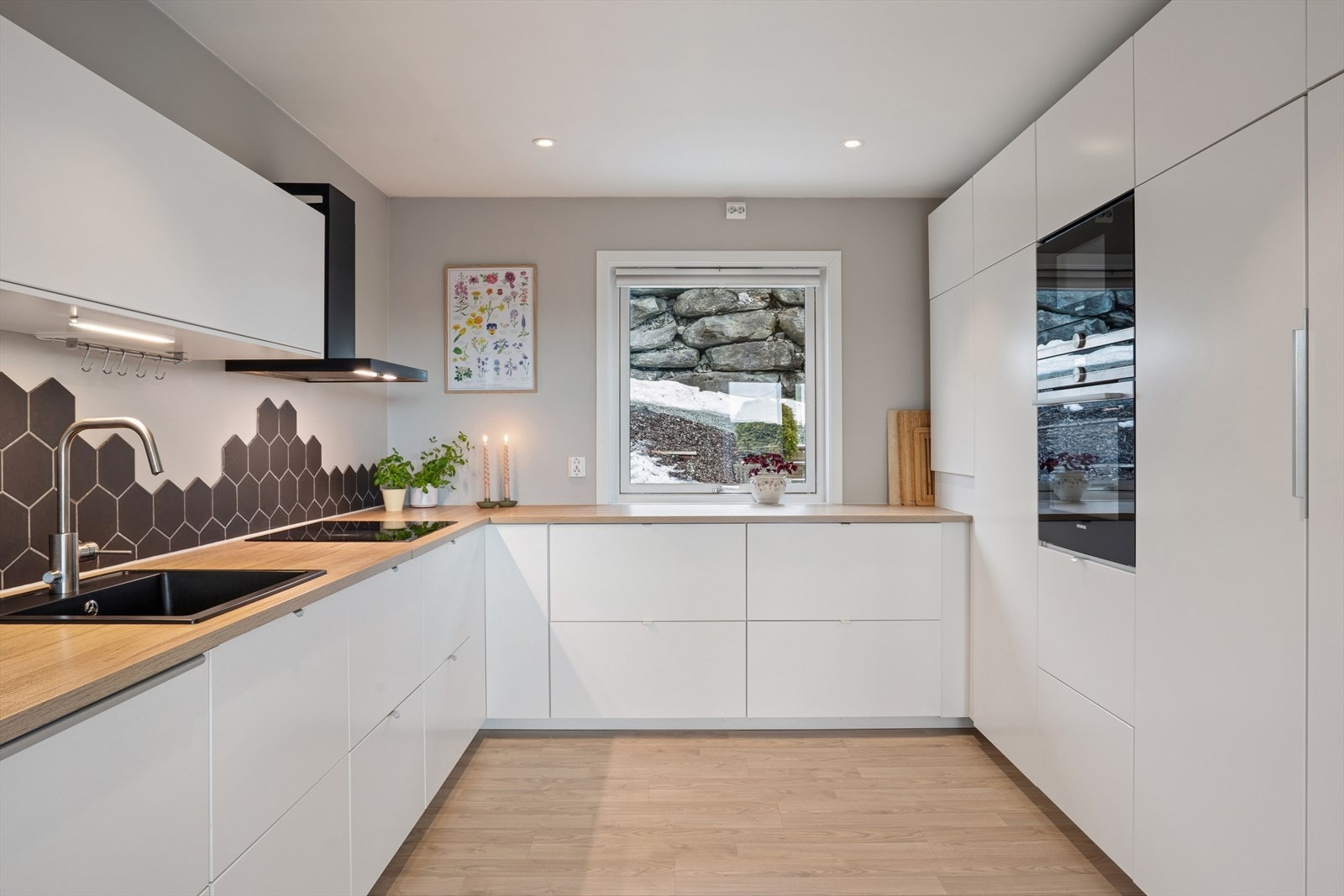 Kjøkkenet ble pusset opp mellom 2018-2022 og har integrerte hvitevarer som stekeovn, mikro, platetopp og kjøleskap. Galleribilde