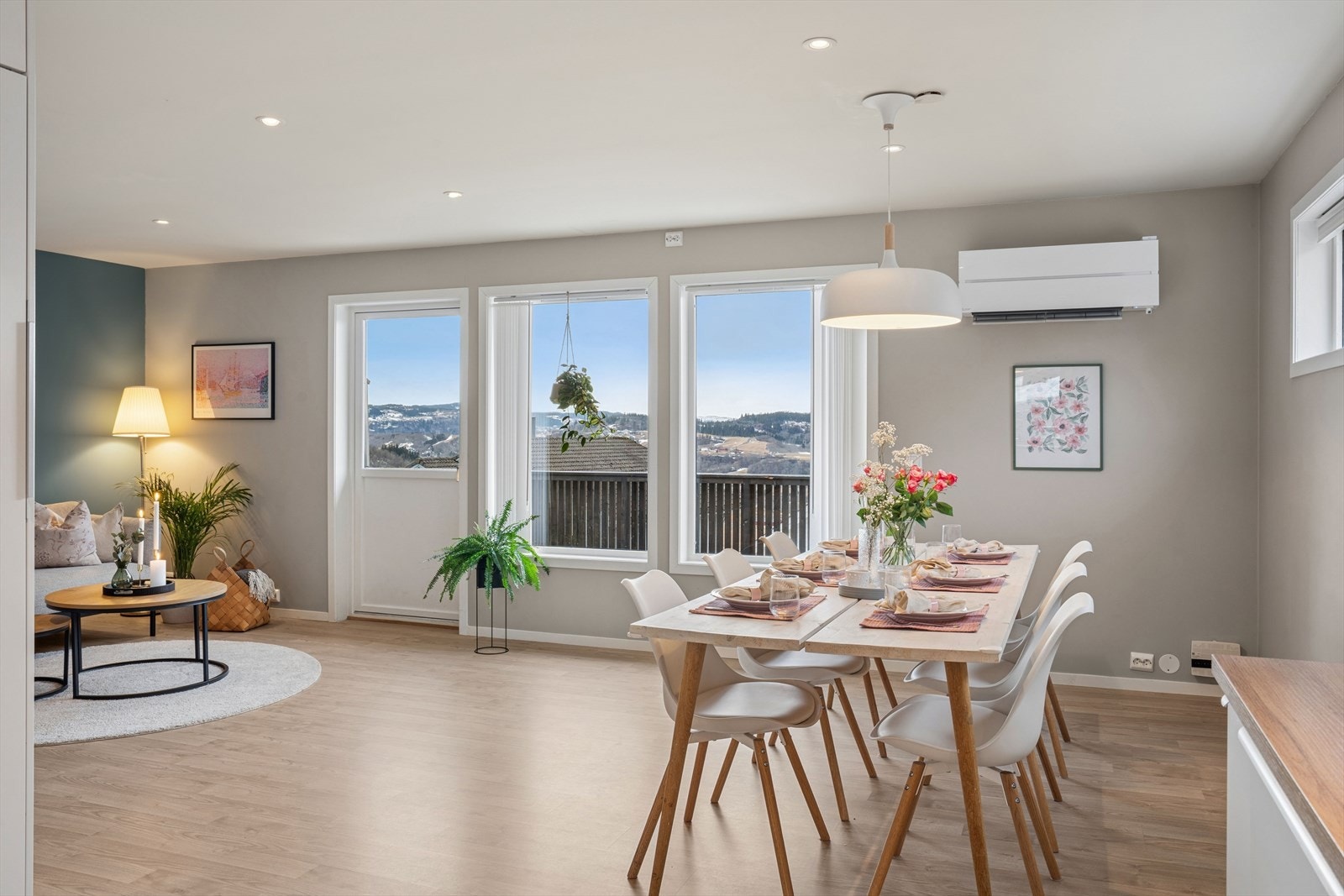 Utsikten blir en naturlig del av hverdagen, enten du sitter ved spisebordet eller i stuen. Galleribilde