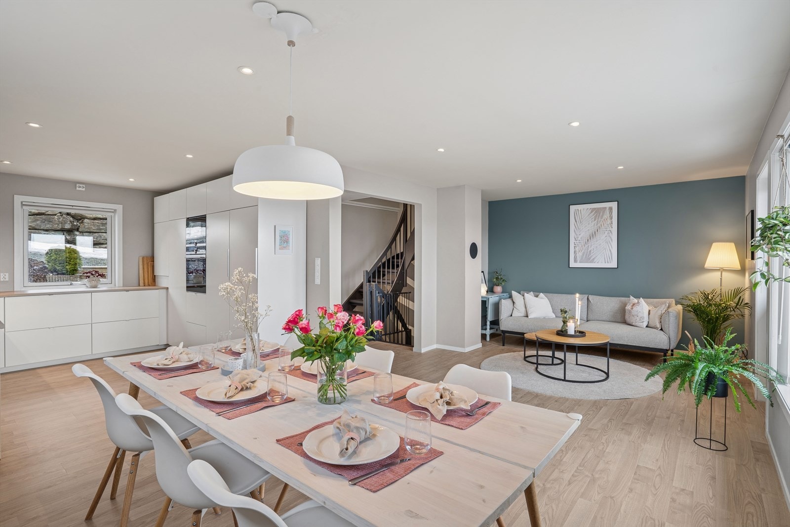 Stue og spisestue i åpen løsning, med god plass til både sofagruppe og et langbord for sosiale sammenkomster. Galleribilde