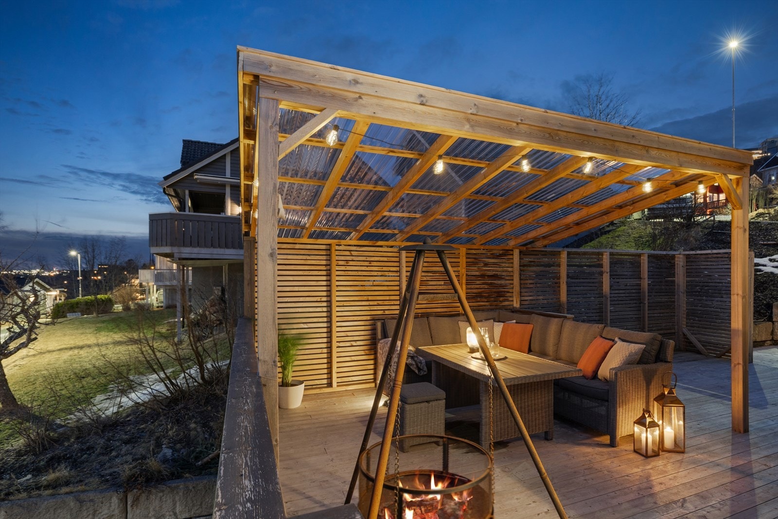 Uteområdet er en forlengelse av stuen, med god plass til utemøbler og grill. Galleribilde