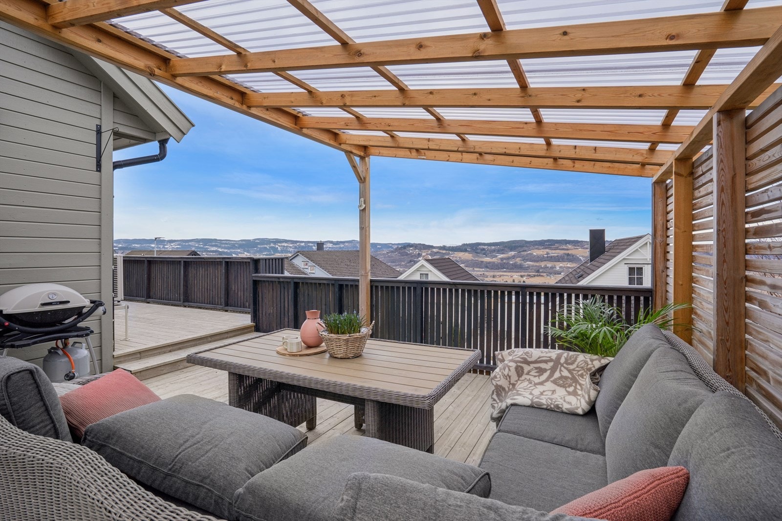 Her kan man nyte en flott utsikt over landskapet rundt Melhus. God plass for møblering etter eget ønske og behov. Galleribilde