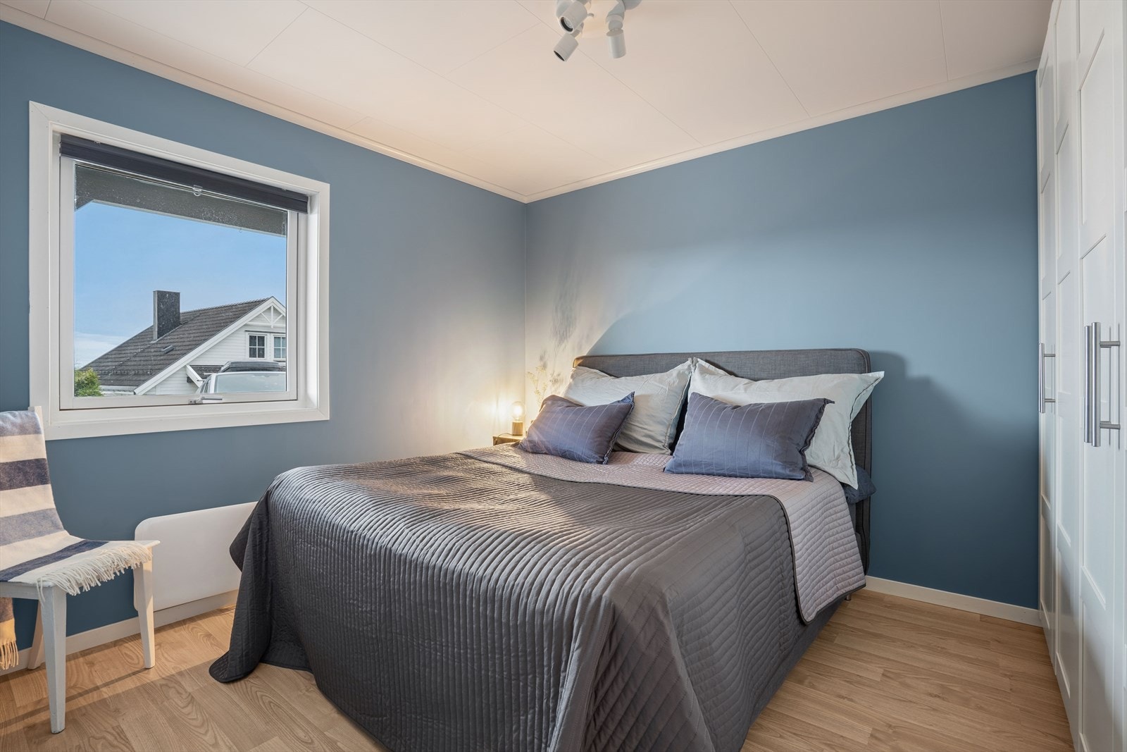 Hovedsoverommet har god plass til dobbeltseng og garderobeløsning. Galleribilde