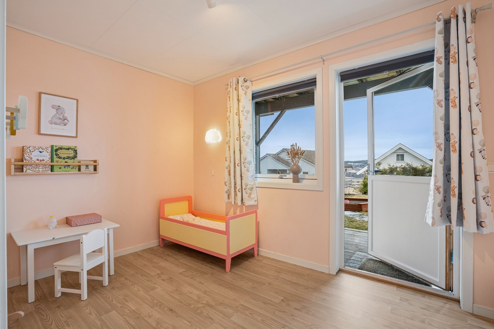 Fra det tredje soverommet er det direkte utgang til en terrasse og hagen. Galleribilde