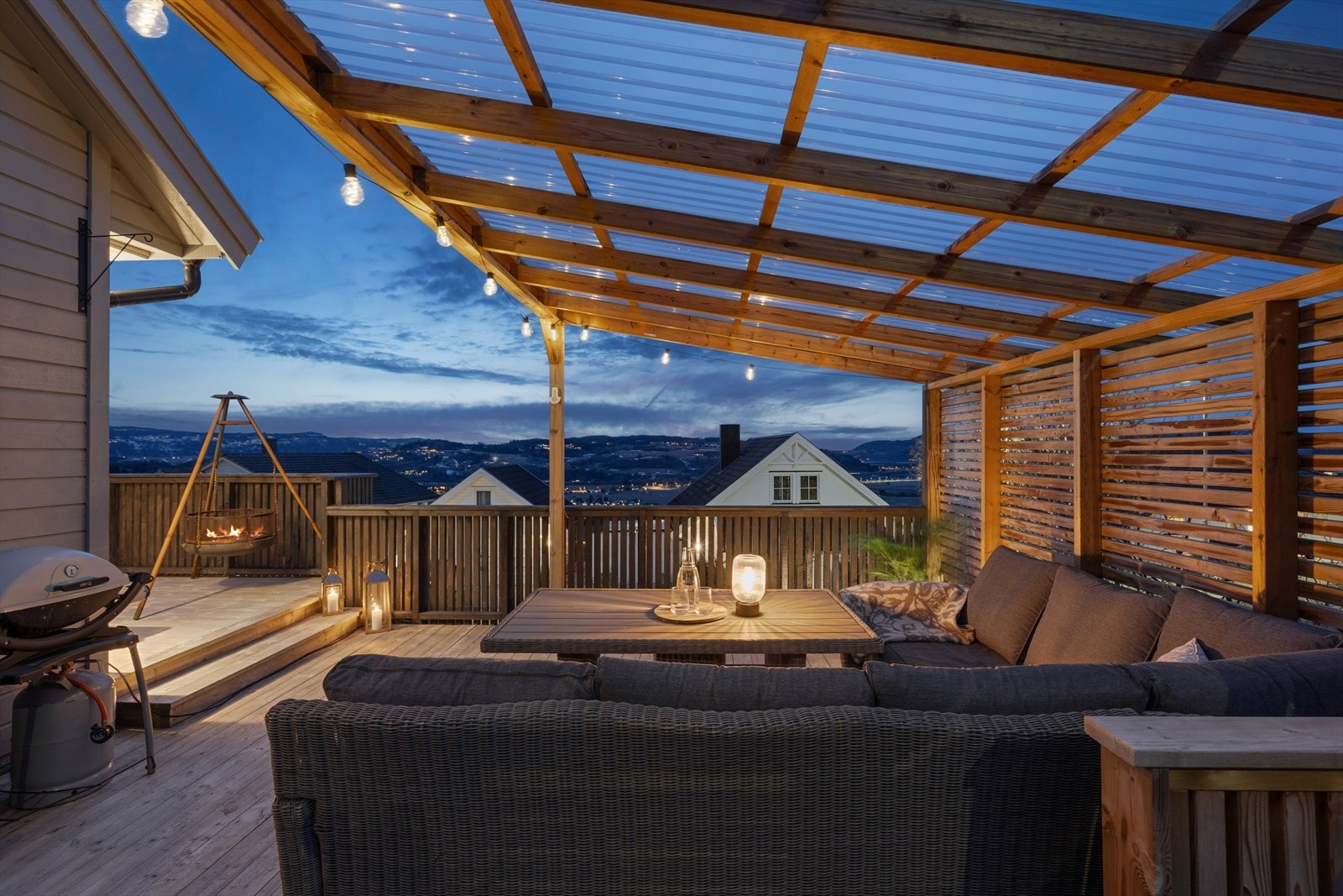 Veranda med overbygd del som skaper en lun og sosial sone for lange kvelder. Galleribilde