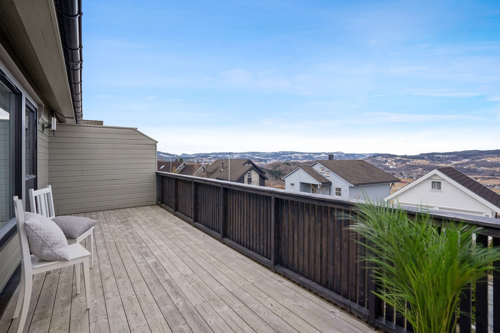 Romslig og solrik veranda til stor glede på gode og varme sommerdager. Galleribilde