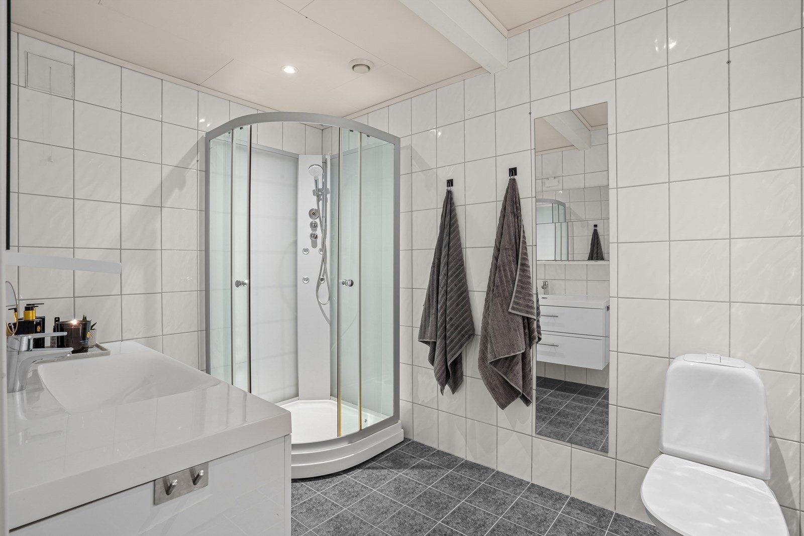 Rommet ble modernisert som en del av oppussingen i 2018-2022 og har sentralavtrekk for ventilasjon. Galleribilde