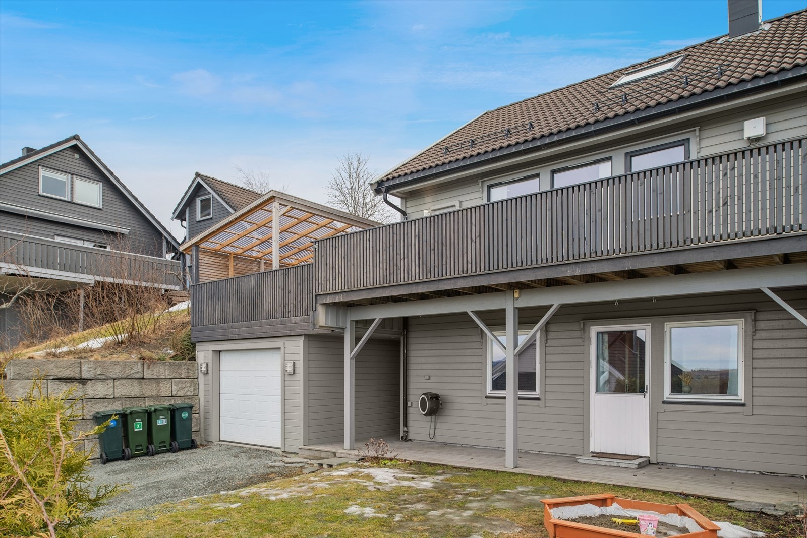 1/2 part i et etablert og rolig boligfelt med en høy og fri beliggenhet. Galleribilde