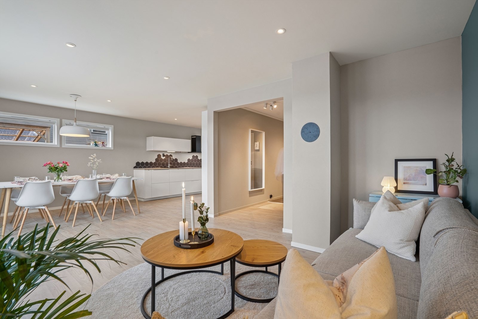 En gjennomtenkt planløsning hvor kjøkken, spisestue og stue henger naturlig sammen. Galleribilde