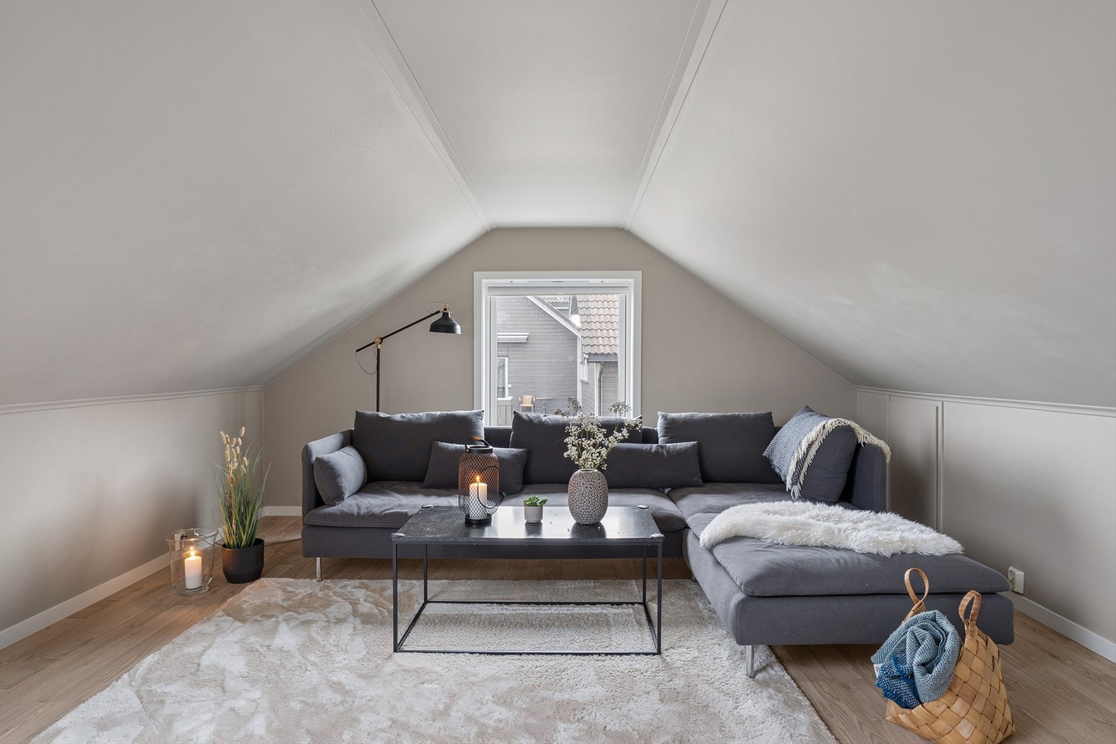 Loftstuen på 16 m² gir ekstra spillerom - ideell som TV-stue, kontor eller lekeareal for barna. Galleribilde