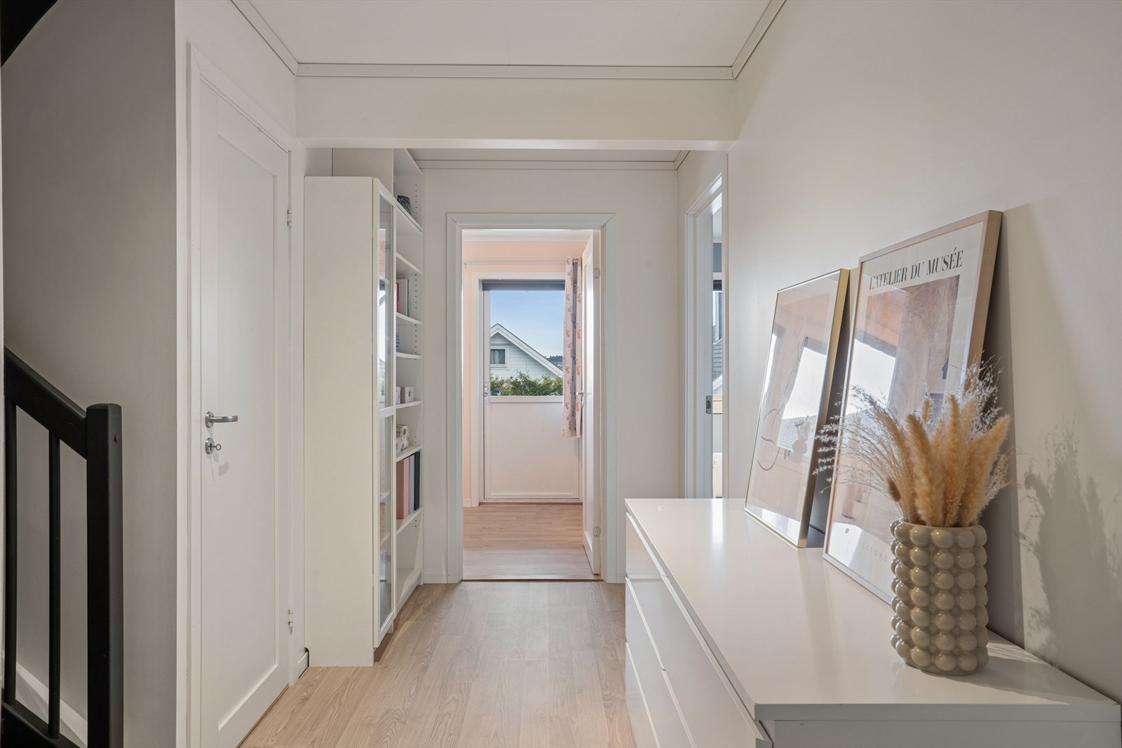 I sokkeletasjen finner vi boligens soveromsavdeling, med tre soverom og bad samlet. Galleribilde