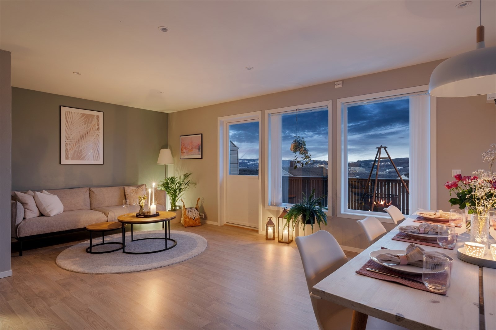 Hele første etasje, inkludert stuen, ble innvendig pusset opp i perioden 2018-2022. Galleribilde