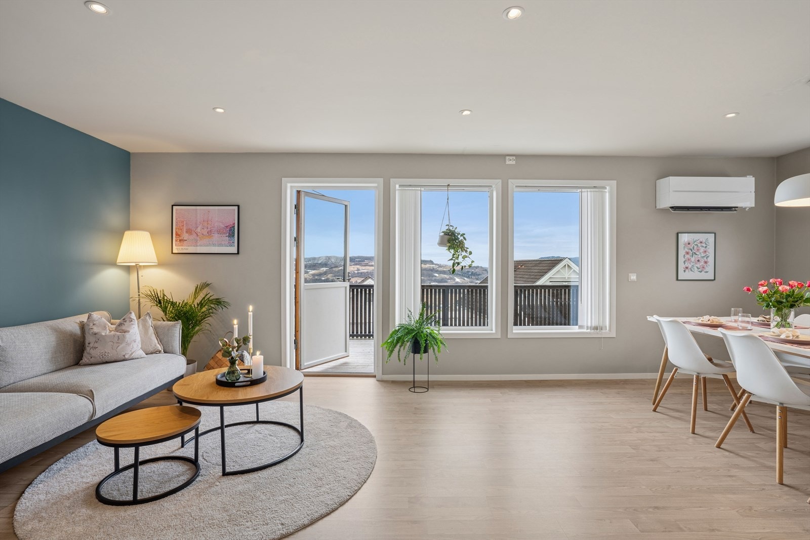 Meget pen stue med utgang til en stor veranda med nydelig utsikt! Galleribilde