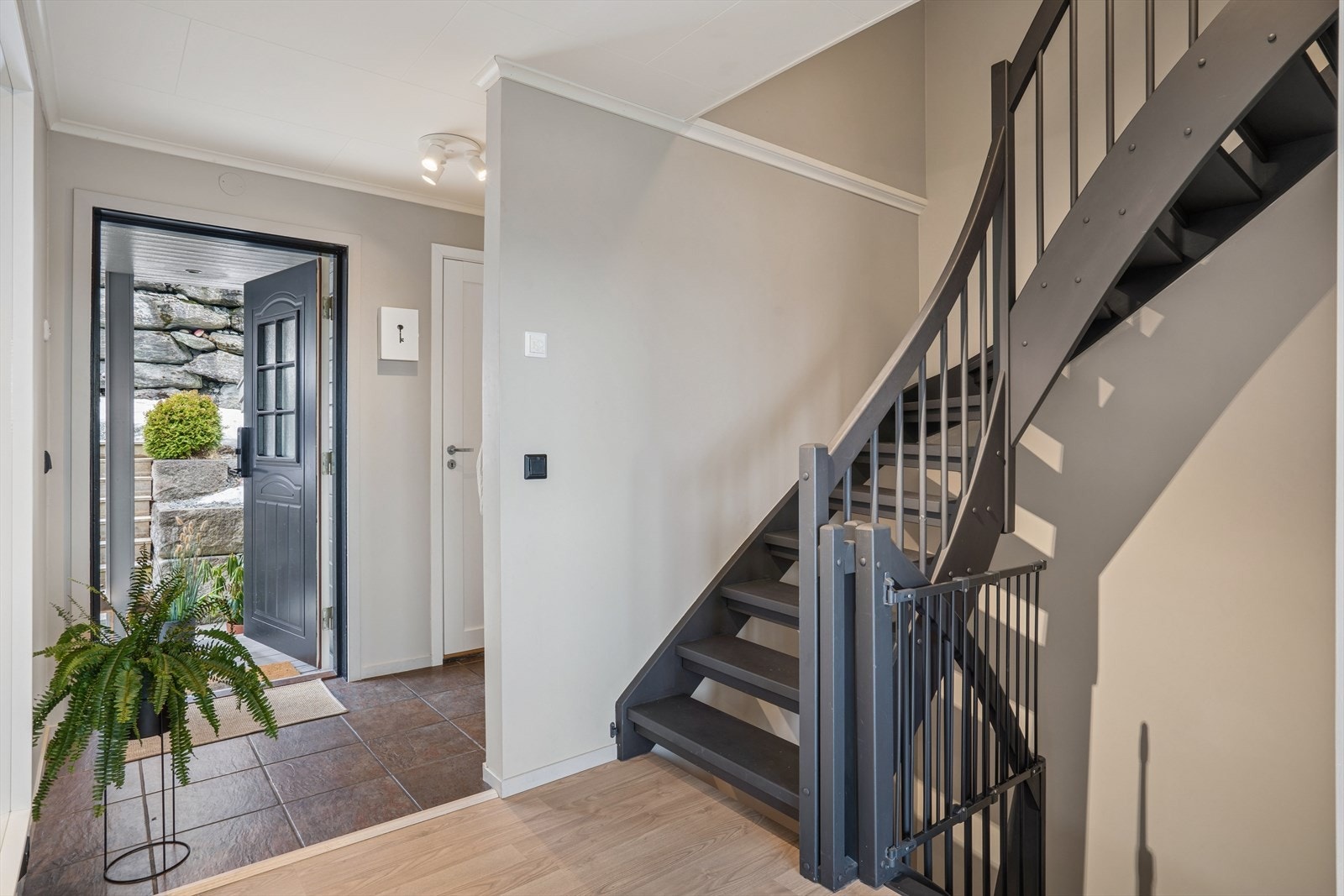 Entréen i første etasje ønsker velkommen inn. Herfra leder trappen opp til loftstuen og ned til soveromsavdelingen. Galleribilde