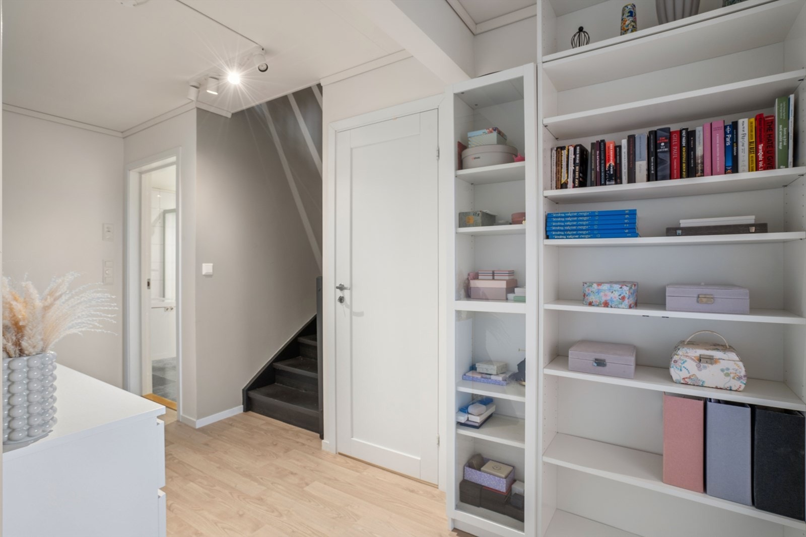 Gangen binder sammen rommene i etasjen og har også tilgang til en praktisk innvendig bod. Galleribilde