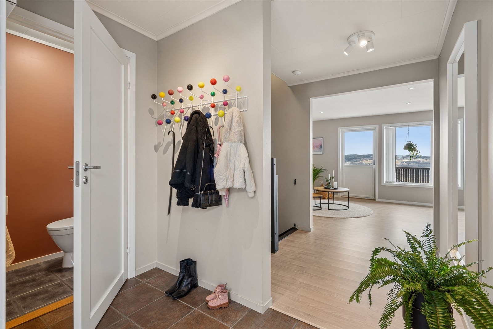 Fra gangen åpner boligen seg opp mot stuen, hvor den vide utsikten umiddelbart fanger blikket. Galleribilde