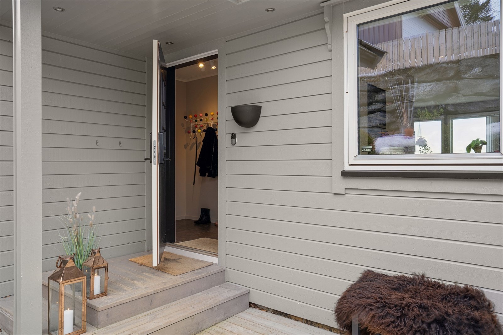 Inngangspartiet er overbygd og har en utvendig bod for ekstra lagring. Velkommen inn! Galleribilde