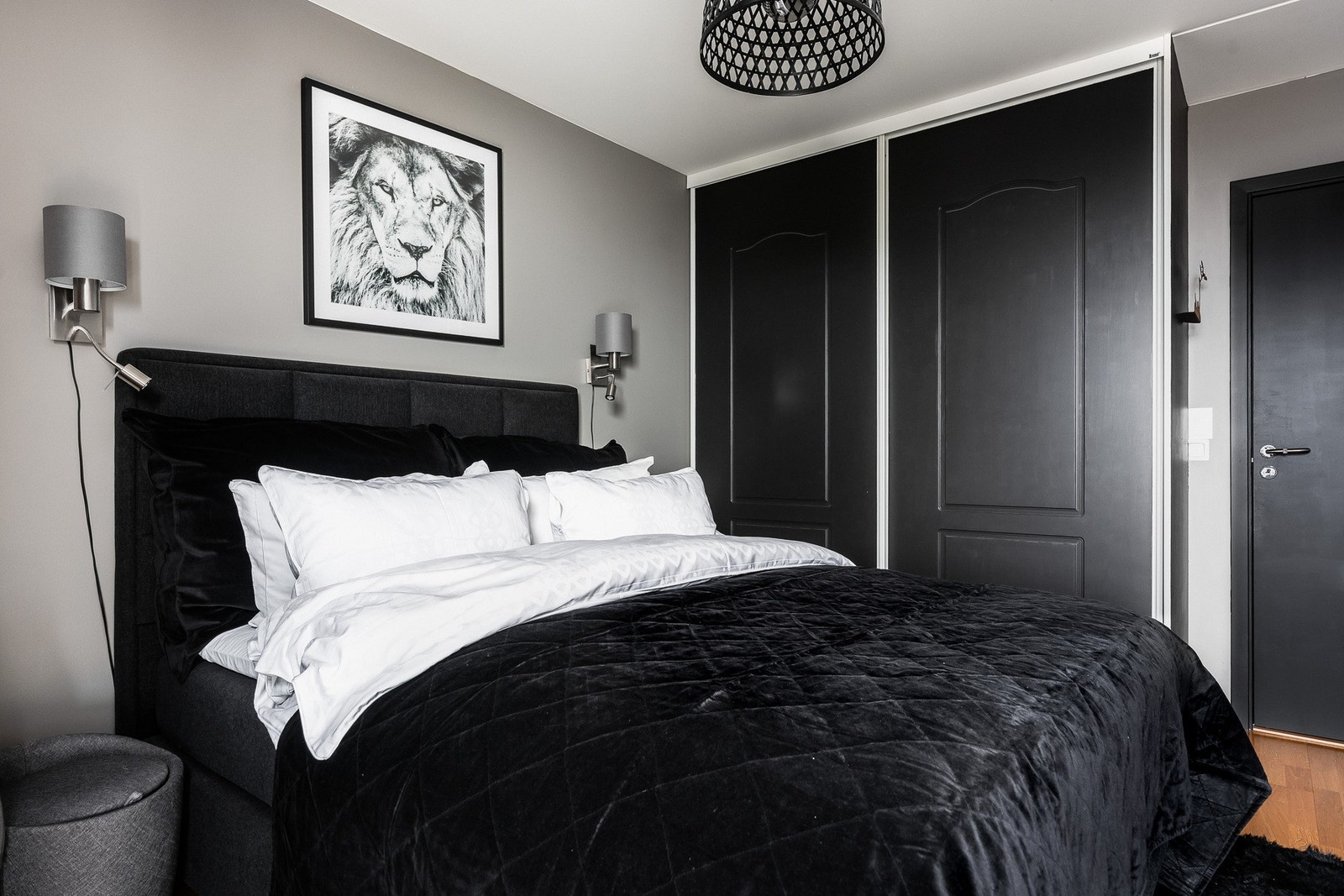 Skyvedørsgarderobe gir god oppbevaring og et ryddig rom. Galleribilde