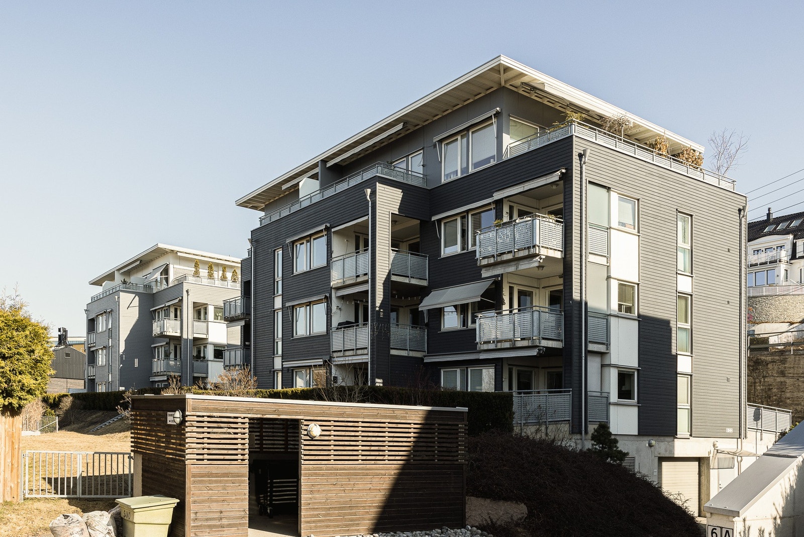 Leiligheten ligger tilbaketrukket i et rolig boligområde på Holtet, med korte avstander til både handel, kollektivtransport og grønne omgivelser. Galleribilde