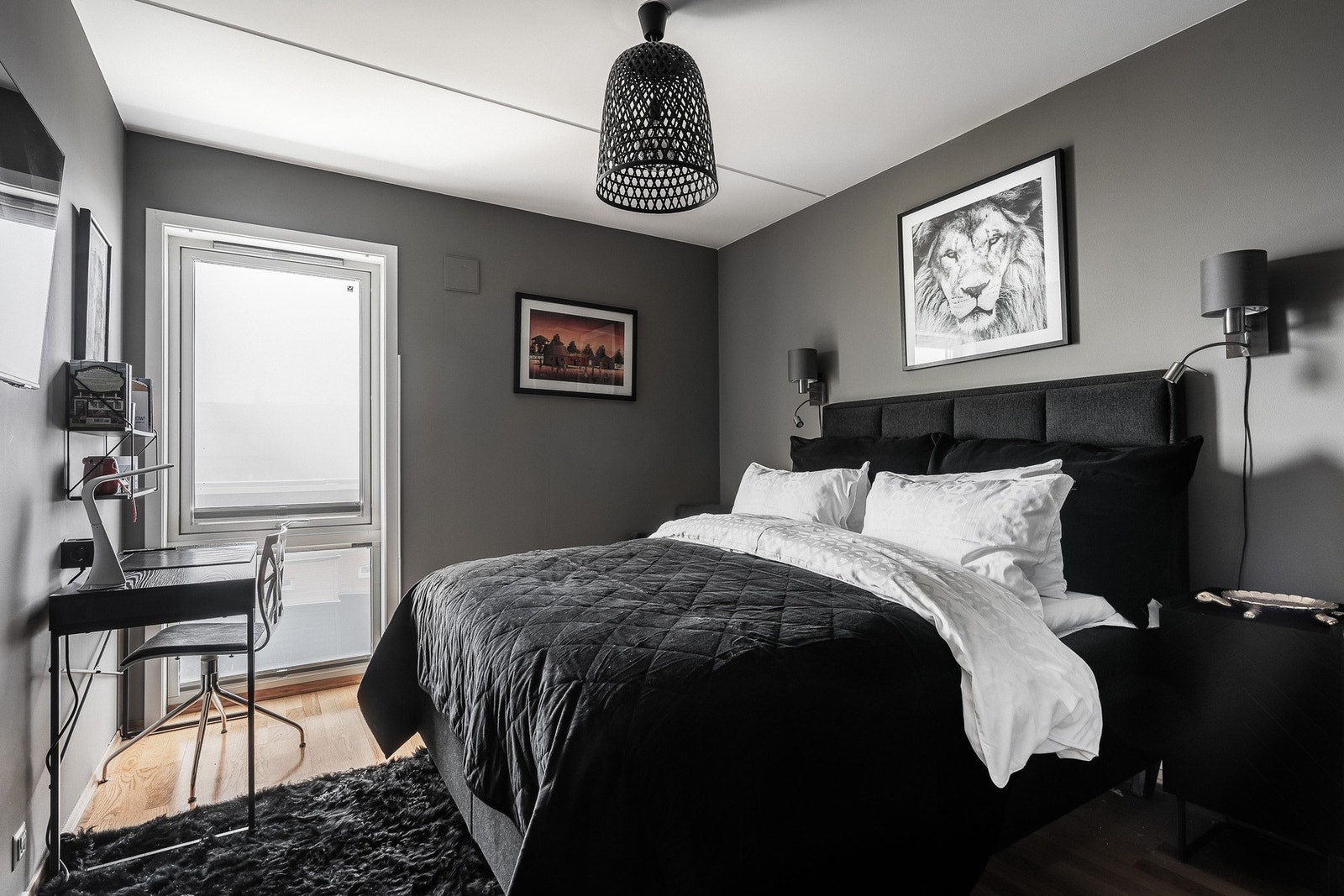 Romslig soverom med plass til dobbeltseng og nattbord. Galleribilde