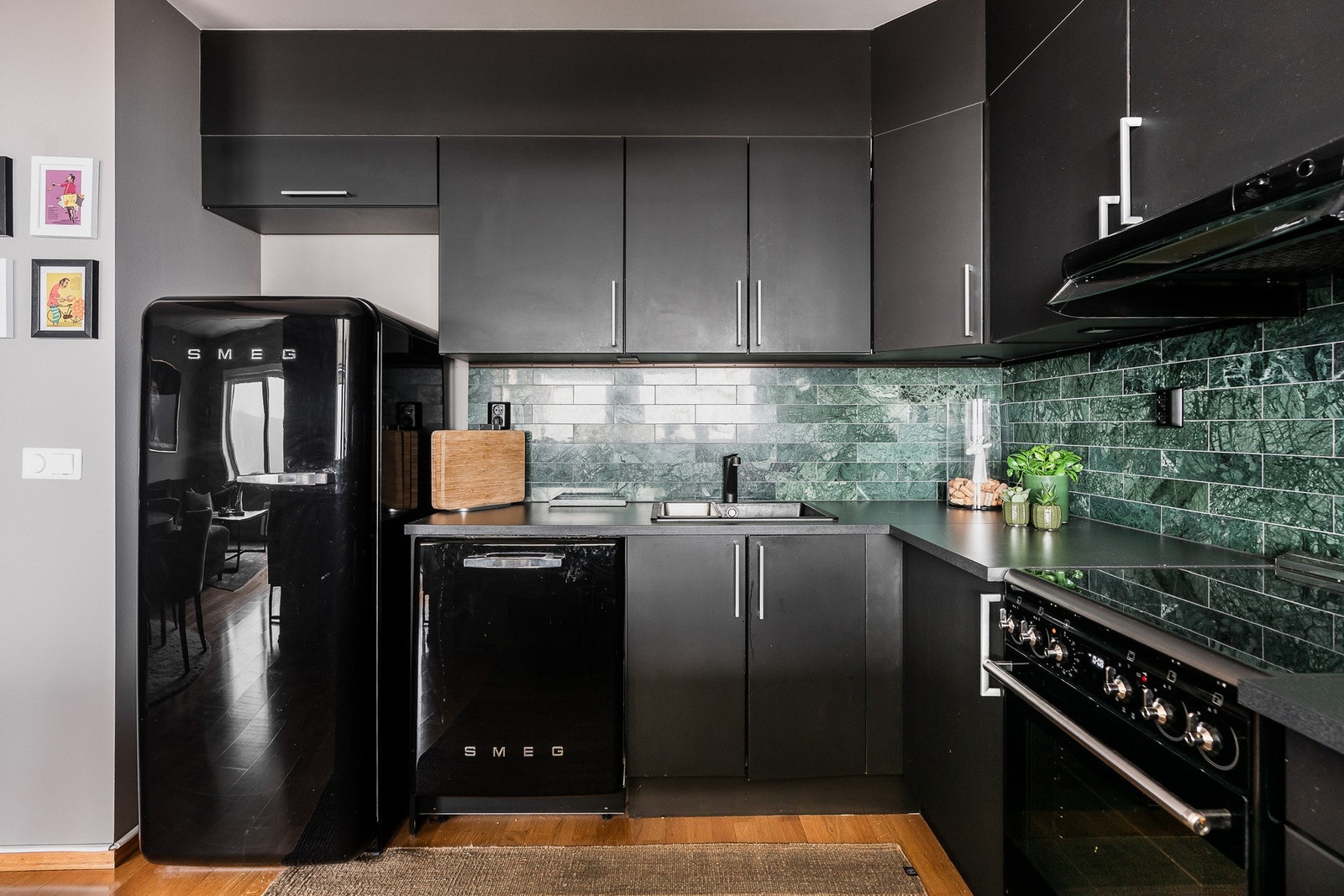 En ryddig og funksjonell kjøkkensone med integrert avtrekk og plass til alt du trenger i hverdagen. Galleribilde