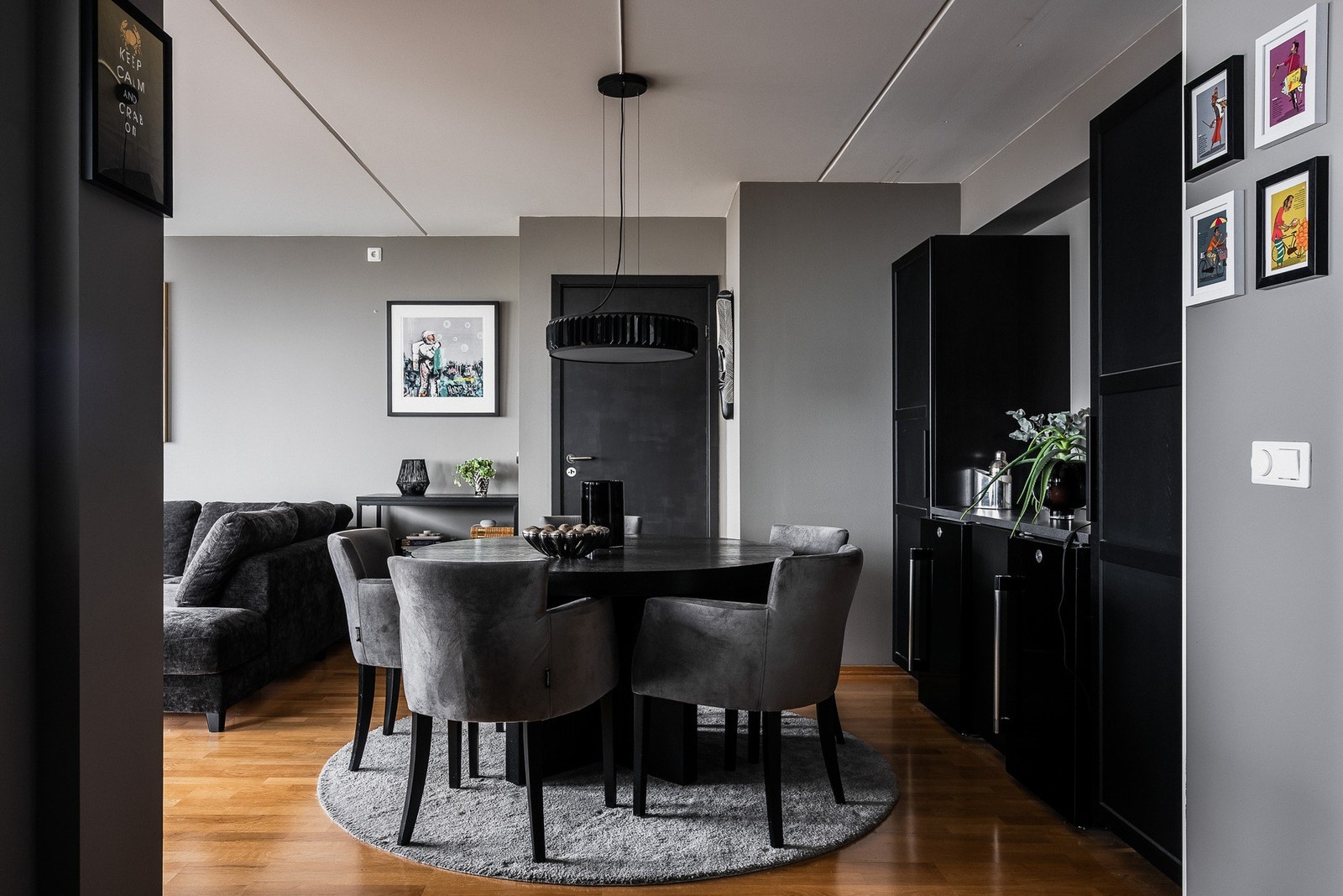 Stuen har en naturlig plassering for spisebordet og gode møbleringsmuligheter. Galleribilde