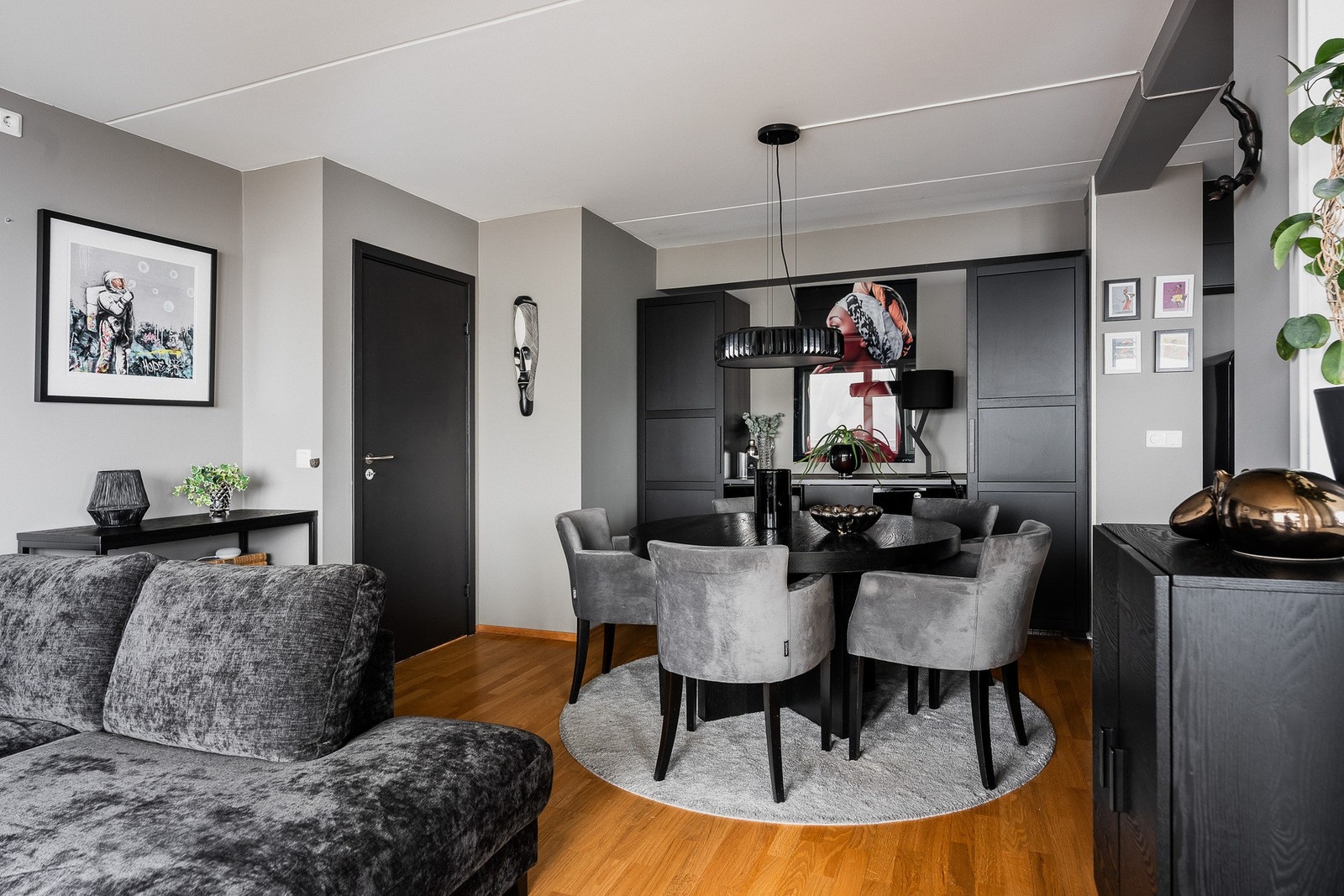 Stuen har en god romfølelse og en planløsning som gjør det enkelt å møblere. Galleribilde