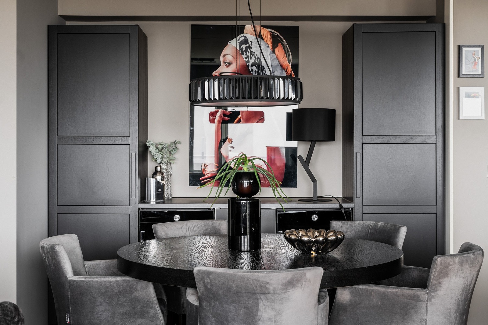 Den faste innredningen langs veggen gir rommet en praktisk og stilren oppbevaringsløsning. Galleribilde