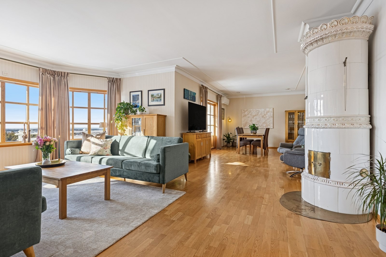 Stue med god takhøyde, utgang til terrasse og kakkelovn. Galleribilde