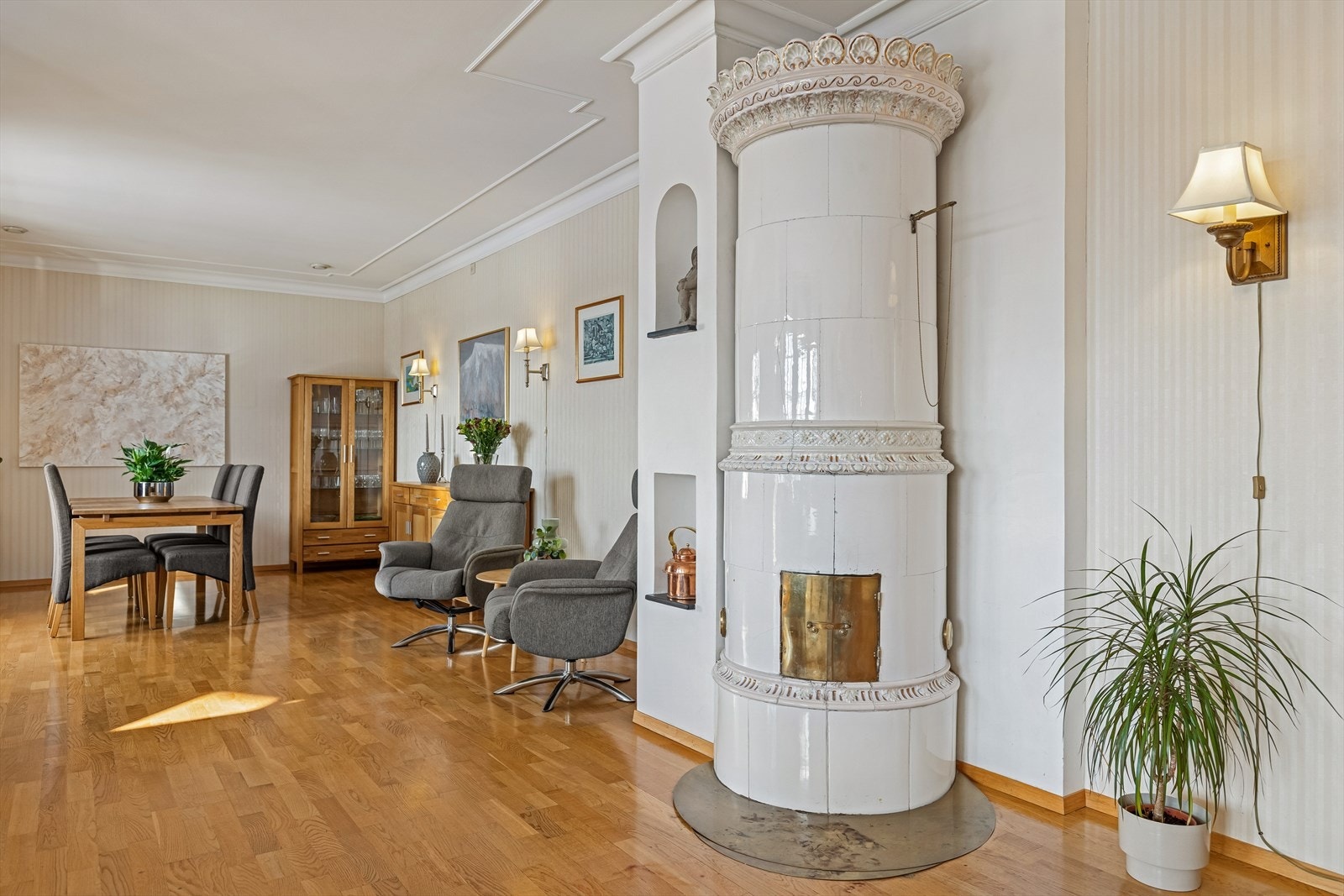 Flott kakkelovn i stue. Galleribilde