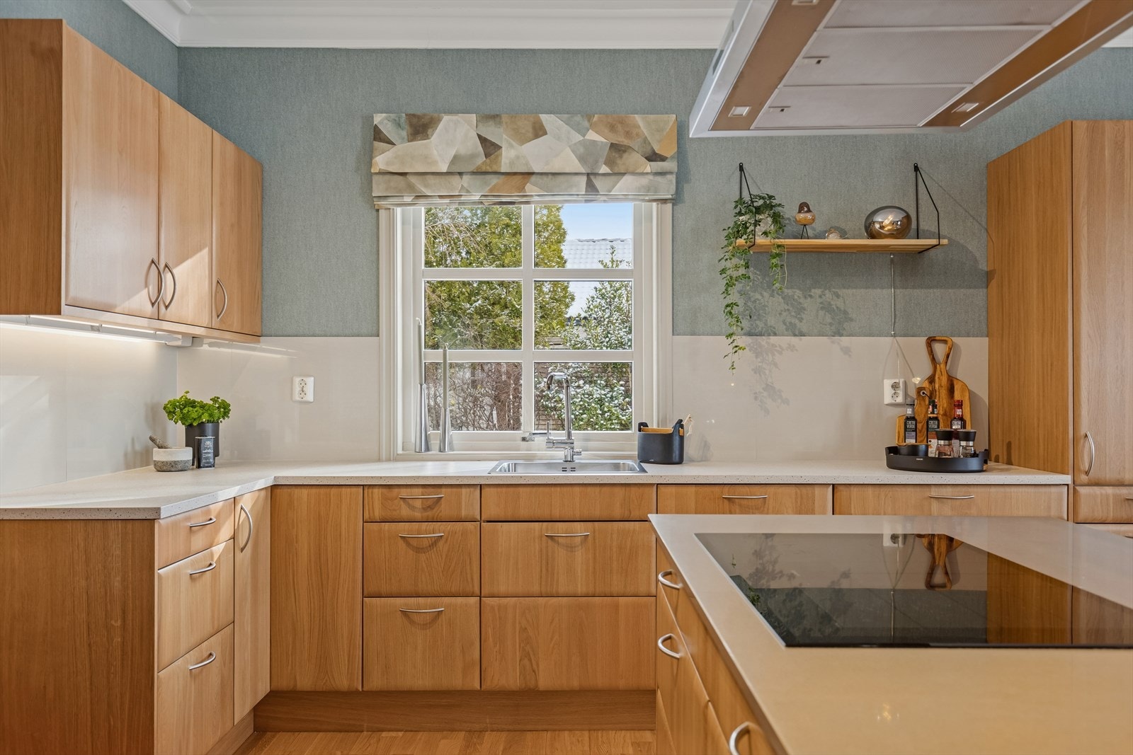 Kjøkken med god skap og benkeplass. Galleribilde