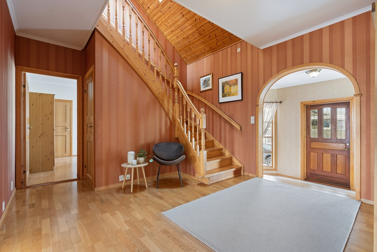 Velkommen inn i romslig hall med god takhøyde! Galleribilde