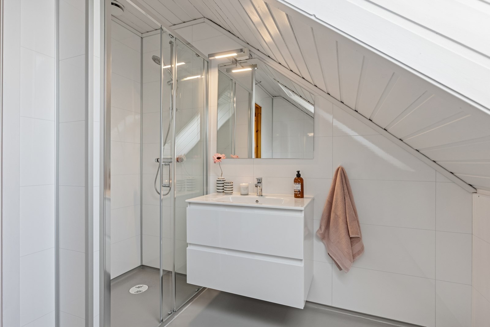 Baderom i loftsetasje. Galleribilde