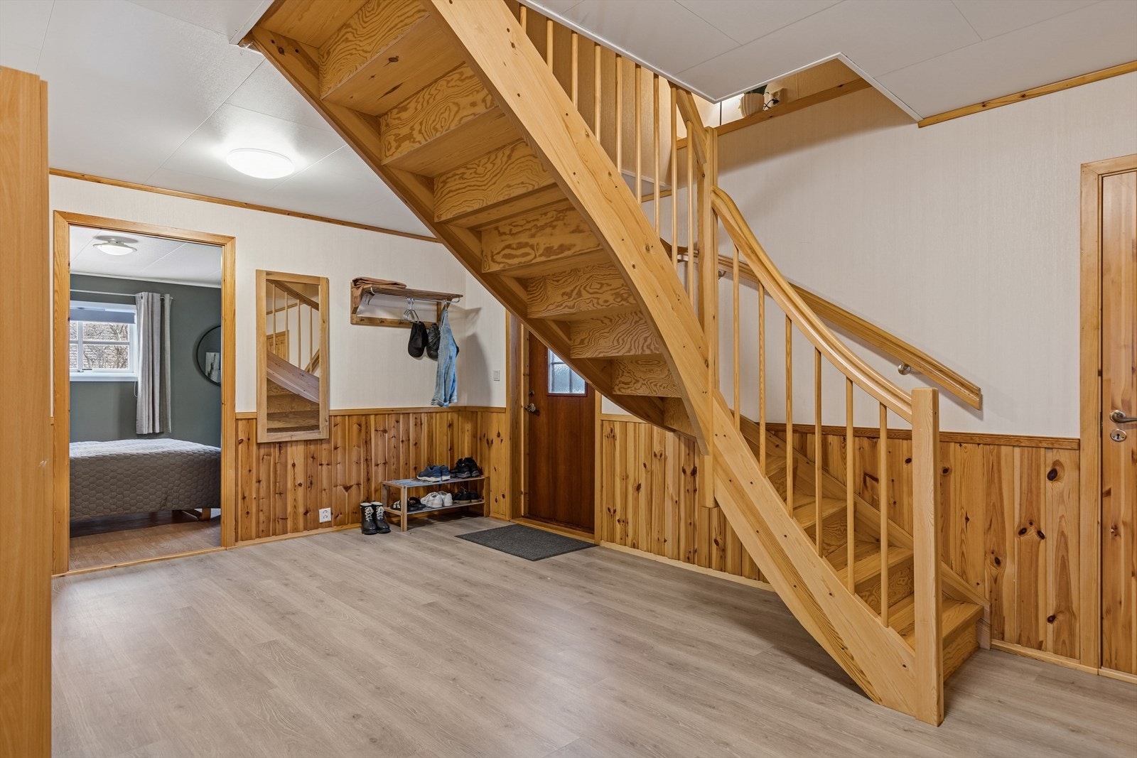 Romslig gang med egen inngang i underetasjen. Galleribilde