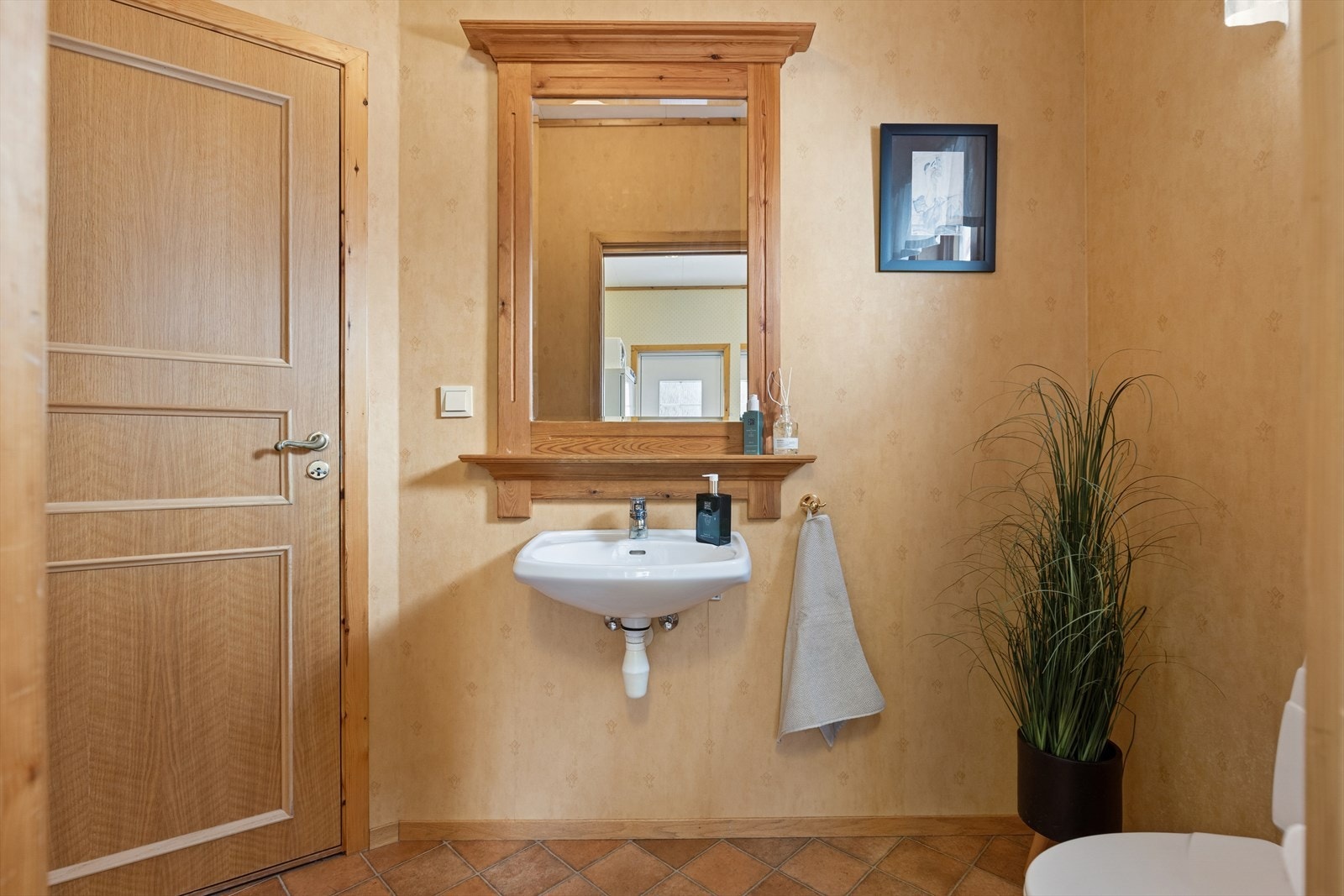 Gjeste WC i hovedetasje. Galleribilde