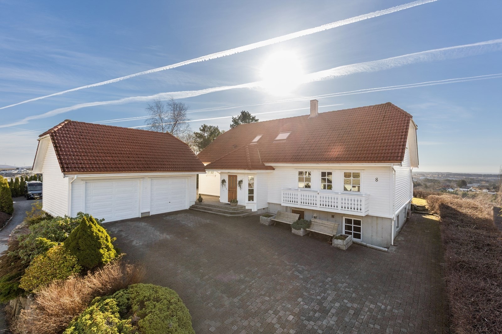 God plass til parkering i dobbel garasje og i eget gårdsrom. Galleribilde