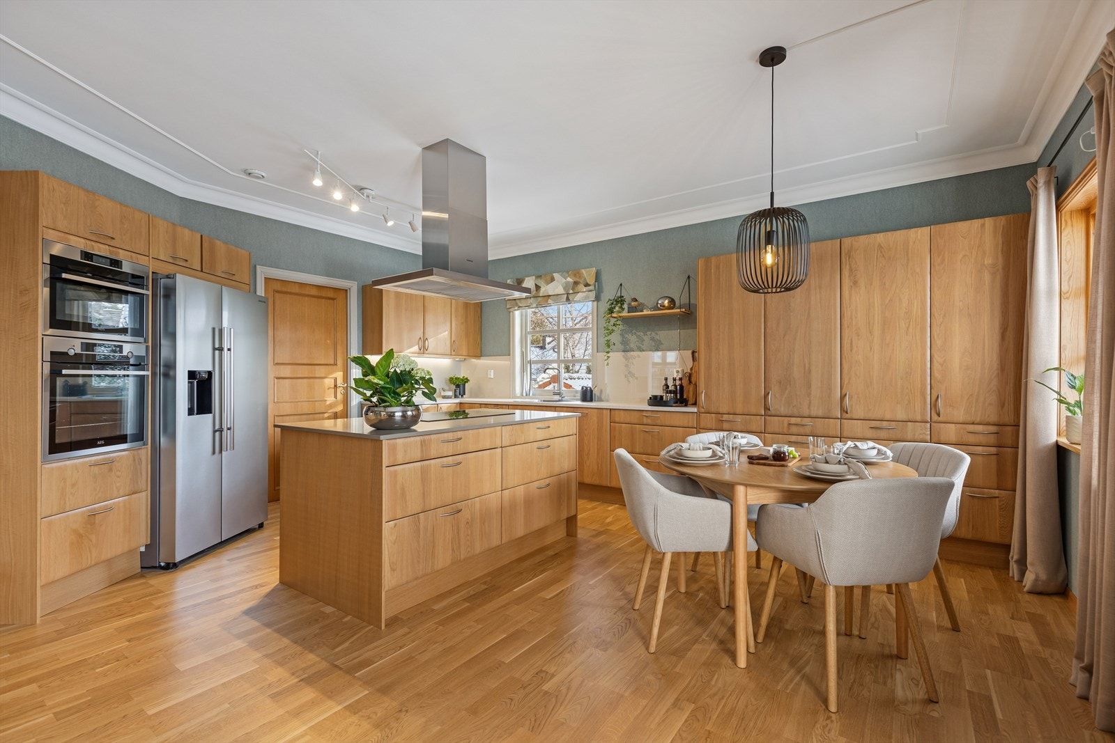 Romslig kjøkken/allrom. Galleribilde