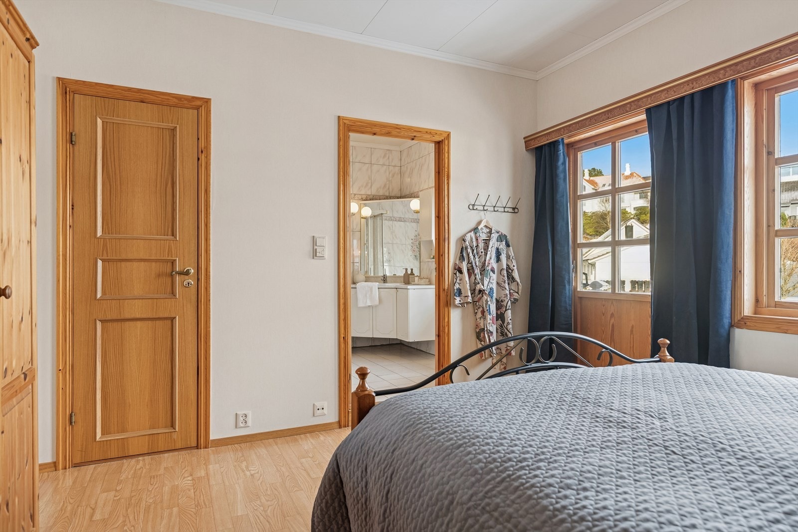 Soverom med dør ut og tilgang til eget baderom. Galleribilde