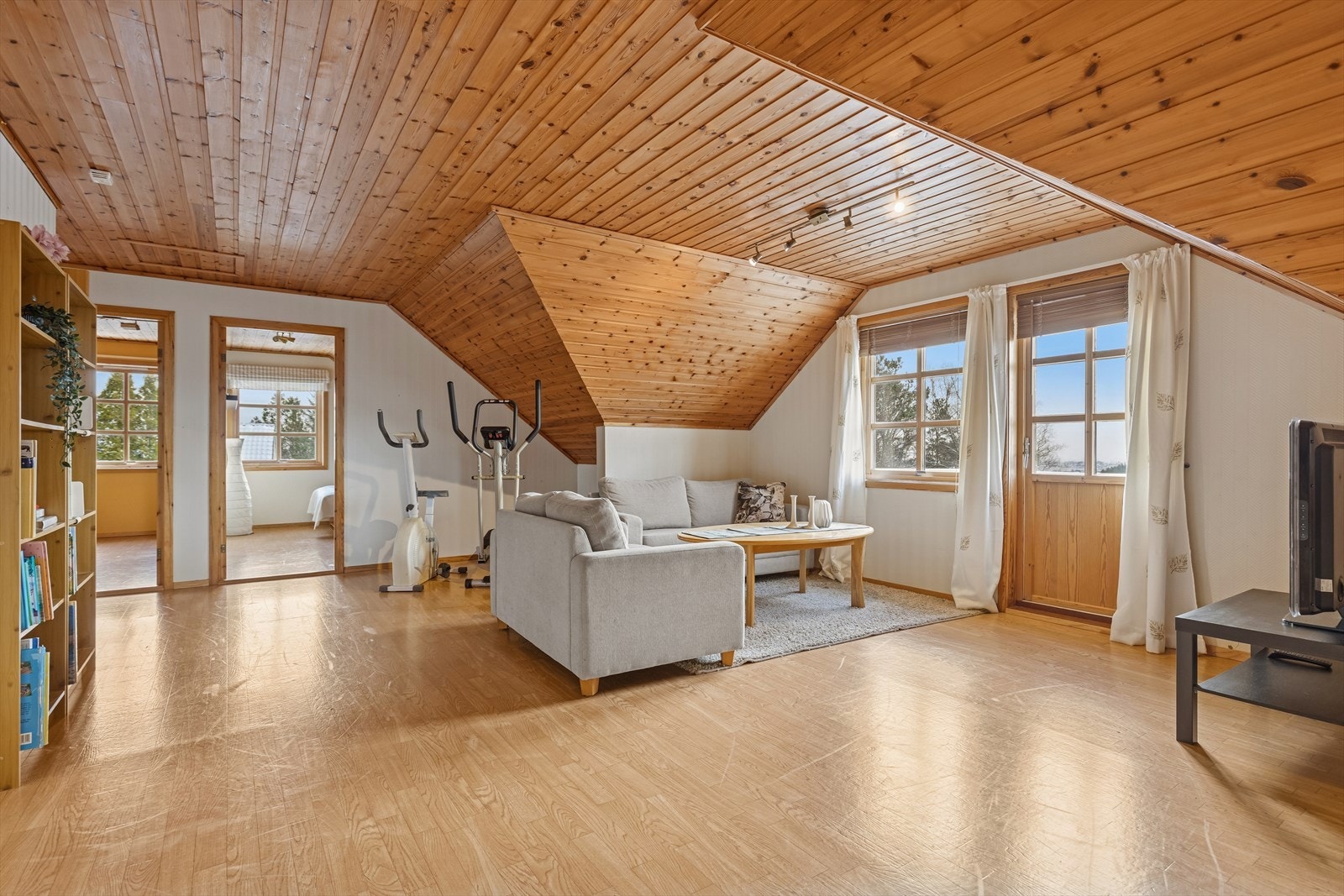 Loftstue med utgang til balkong. Galleribilde